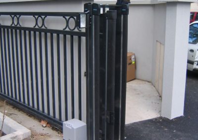automatisme FAAC sur un portail coulissant aluminium de résidence d'habitation à Villefranche-sur-Saône