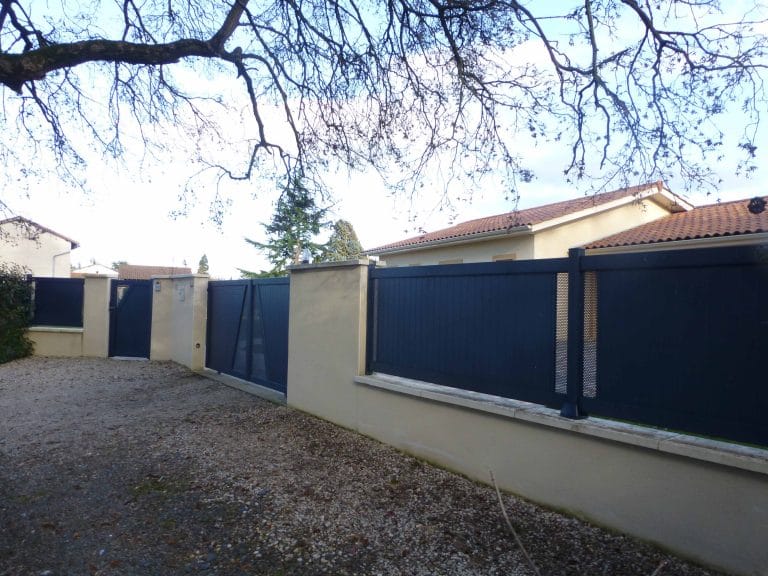Clôture et portillon en aluminium gris anthracite assortis, posés sur un muret