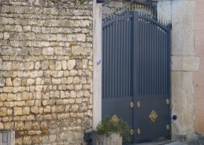 Vue perspective côté rue entrée de jardin portail aluminium style classique posé en rénovation à Anse (69480)