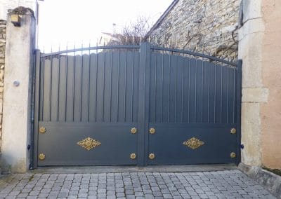 Vue côté rue entrée de jardin portail aluminium style classique posé en rénovation à Anse (69480)