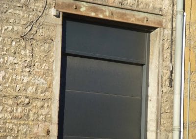 Vue côté rue porte d'entrée posée en rénovation à Liergues