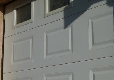 Installation porte de garage sectionnelle avec fenetres Liergues