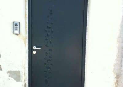 Porte d'entrée aluminium style moderne serrure 3 points posée en rénovation à Villefranche sur Saône