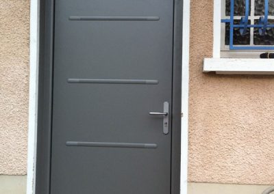 Porte d'entrée aluminium style moderne serrure 3 points posée en rénovation à Villefranche sur Saône