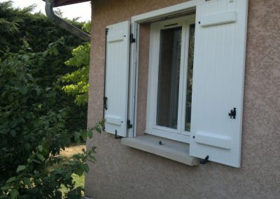 Pose en rénovation en volet en PVC battant sur fenêtre deux vantaux à Gleizé