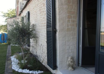 Installation volets battants en rénovation sur une maison en pierre sur fenêtre et porte fenêtre à Morancé
