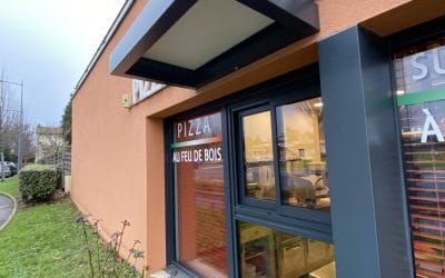 Remplacement de menuiserie fixe par une fenêtre coulissante pour la pizzeria Giovanni à Villefranche sur Saône
